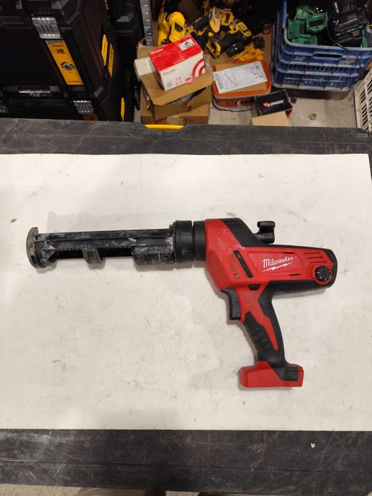 Акумулаторен пистолет за силикон Милуоки Milwaukee C18 PCG 18V