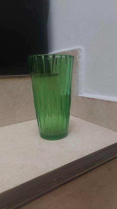 Зелено стъкло ваза 25 см.