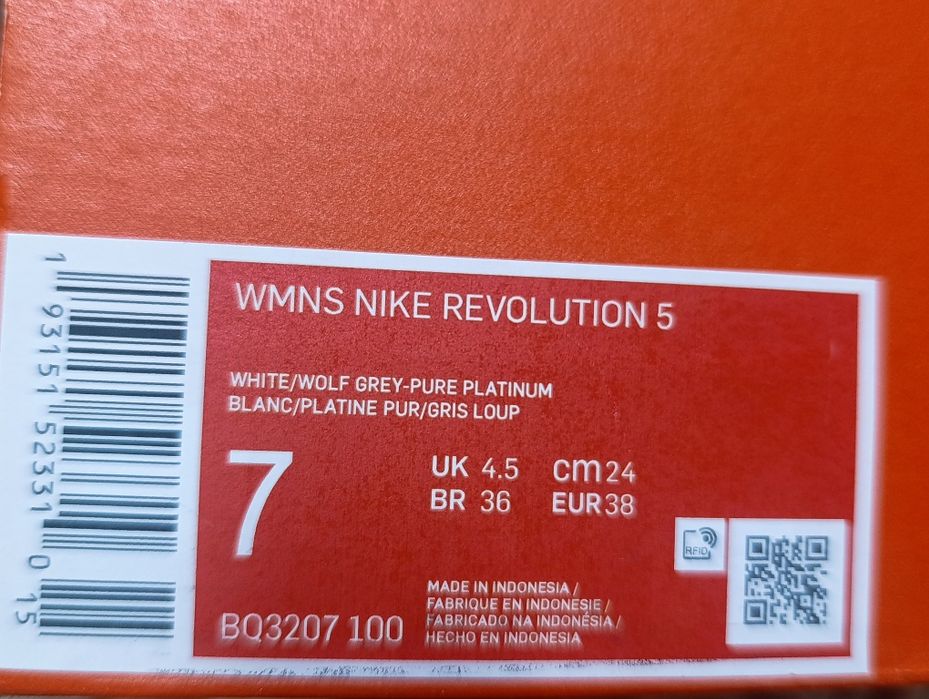 Чисто нови маратонки Nike Revolution  5