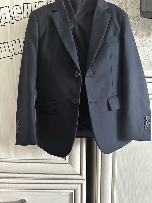 Продам новый костюм школьный