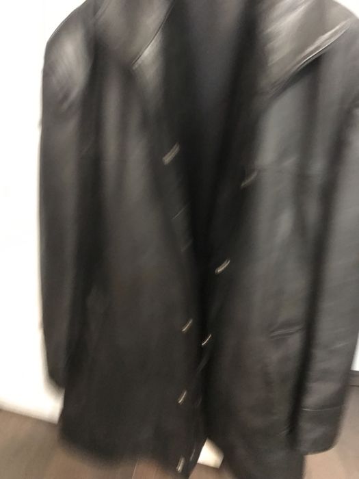 Vand haina piele neagra stare fisrte buna