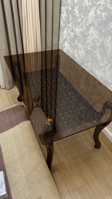 Срочно продам стол из колённого стекла