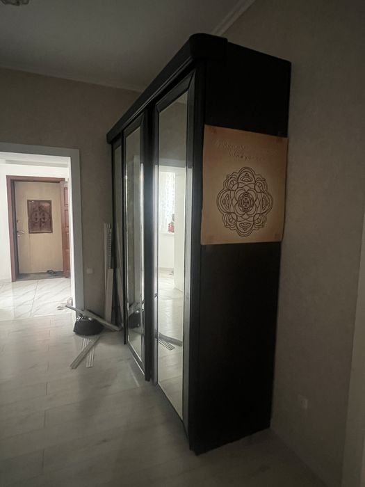 Продам шкаф с трима зеркалом