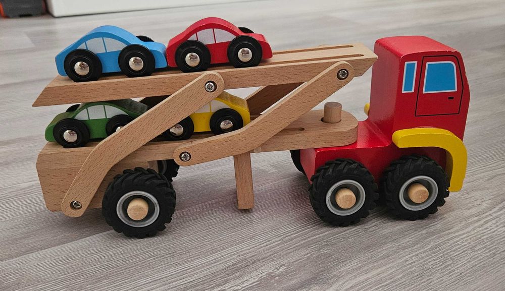 Автовоз дървена играчка