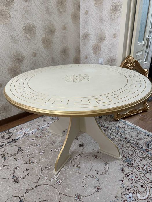 Красивый круглый стол в гостиную