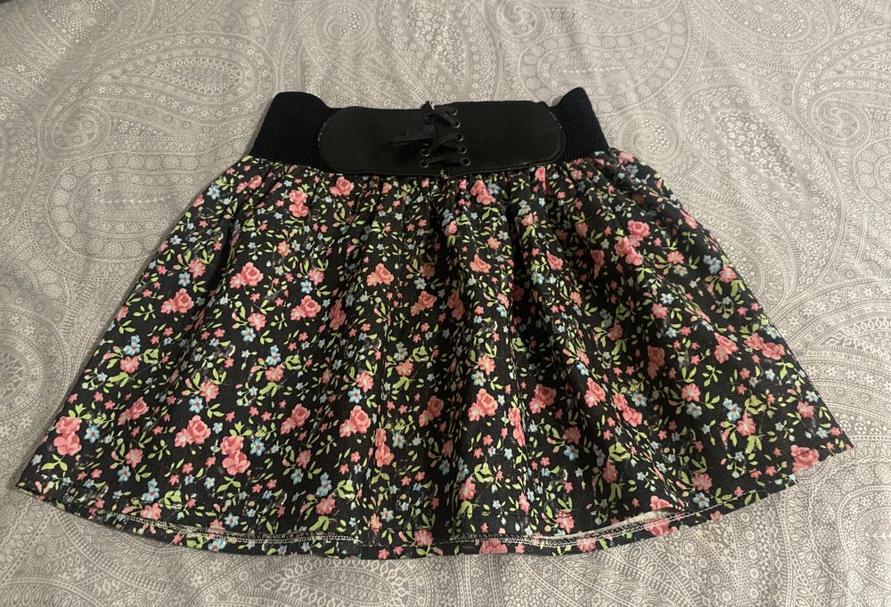 Fustă florală neagră, cu talie elastică și detaliu tip corset centura