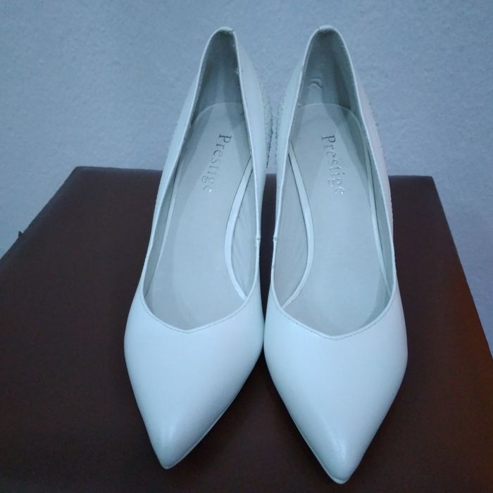 Туфли женские белые.