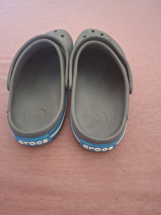 Vand crocs noi...