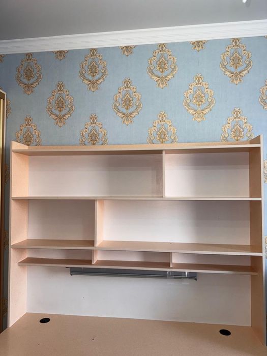 Письменный стол с надстройкой, полками