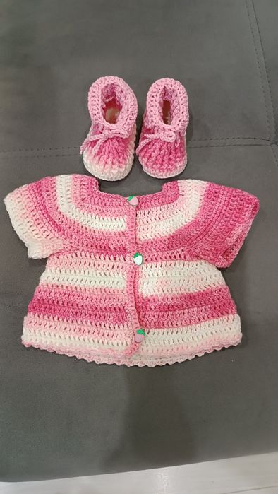 Плетена бебешка жилетка