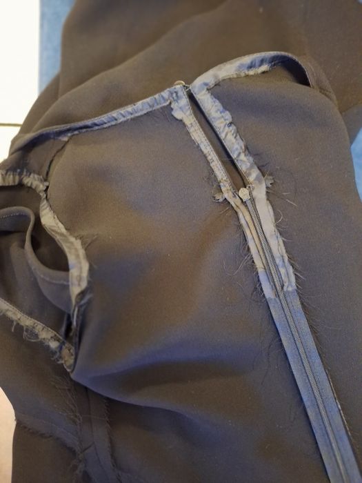 Salopeta cu mânecă clopot desfacuta pe umăr