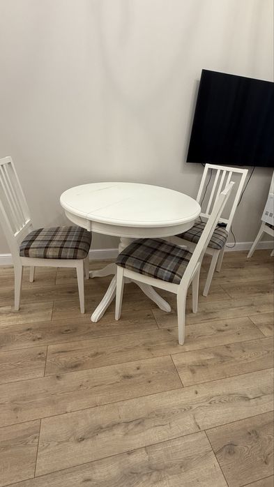 Продаётся обеденный стол со стульями