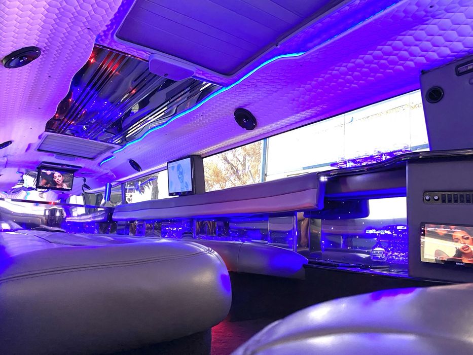 De inchiriat LIMUZINA  Hummer H2  20 locuri doua turele