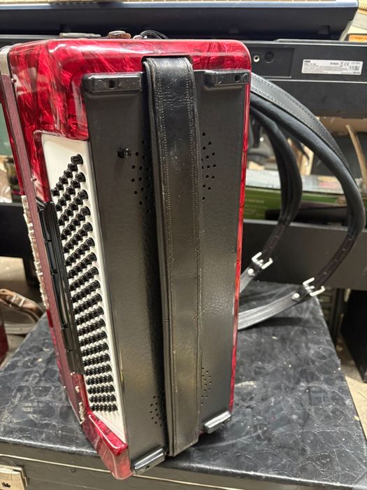 Acordeon Weltmeister Caprice cu 120 de basi