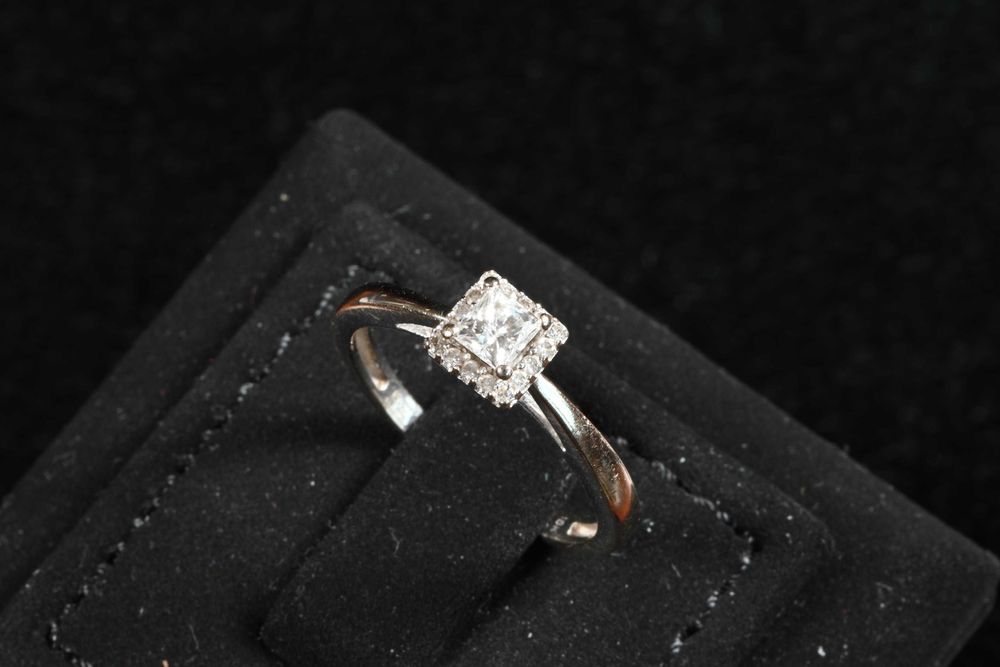 Пръстен Бяло Злато 750 (18к) 17 диаманта, централен 0.25, Размер 53.5