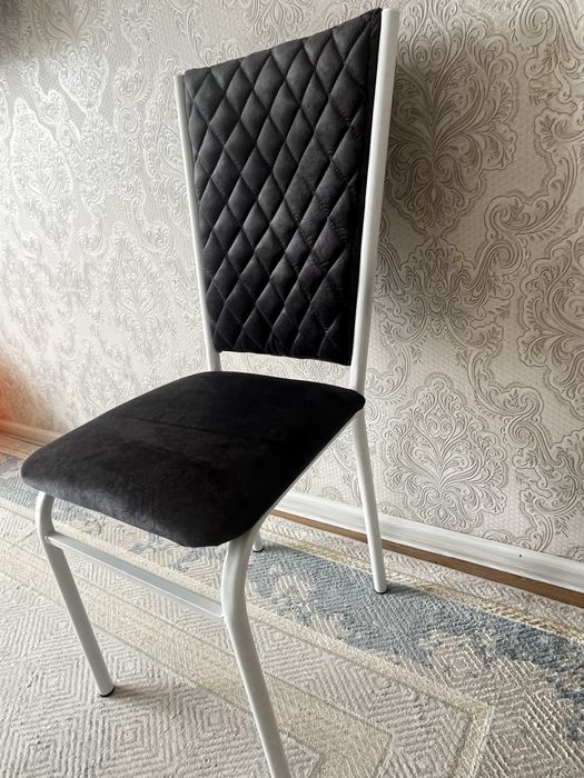 Продам абсолютно новые стулья с высокой спинкой