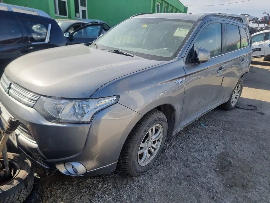 Dezmembrez Mitsubishi Outlander 3, an 2014, motor 2.0 benzina + hybrid cod 4B11, cutie de viteze automata usa stanga fata, usa stanga spate, usa dreapta fata, usa dreapta spate, oglinda stanga, oglinda dreapta, aripa dreapta fata, aripa stanga fata, grila
