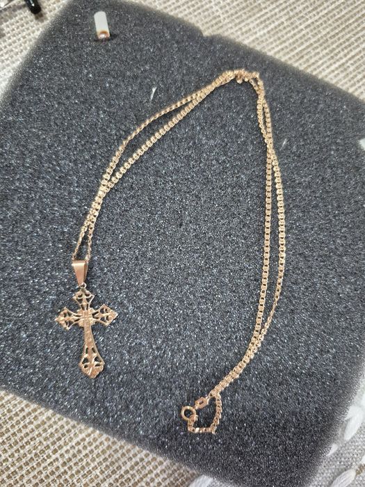 Продается золотой крестик с цепочкой