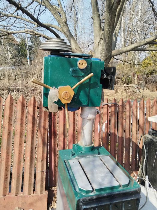 Mașina de găurit cu coloana 700 kg