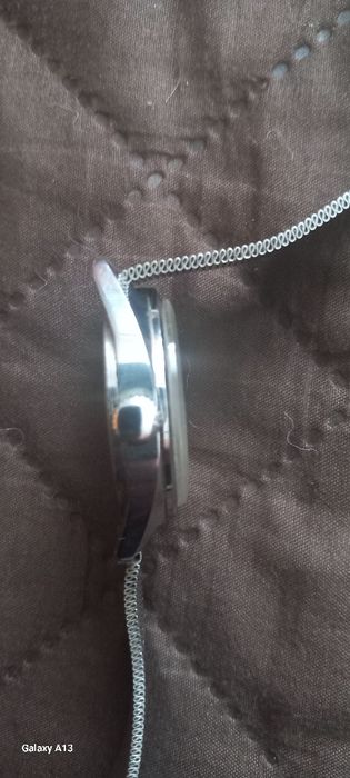 Продавам руски часовник Ракета..За ценители.с хубава метална верижка.