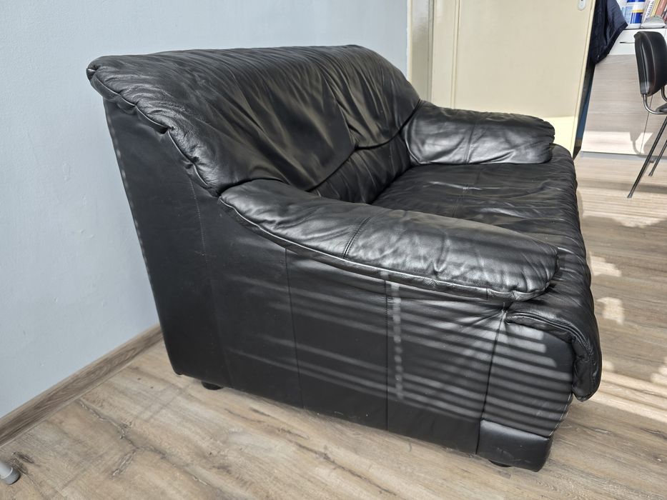 Кожен двуместен диван