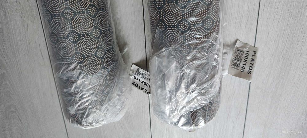Vand 2 covoare antiaderente, model platos 140 cm x 100 cm, de la Brico Depot, sigilate