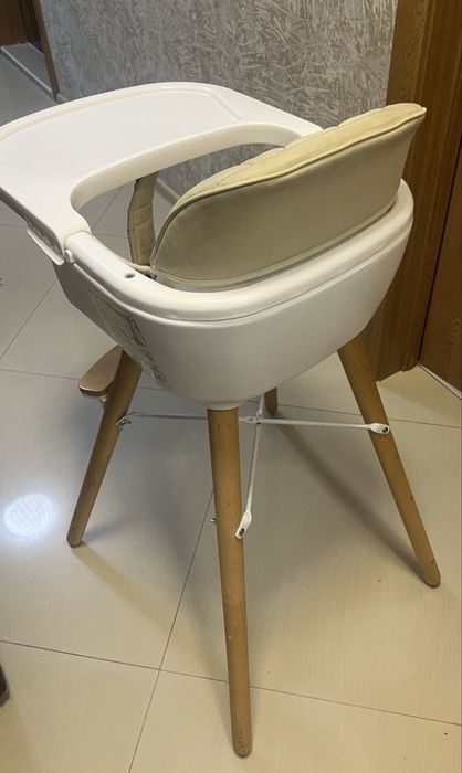 Компактен дървен стол за хранене