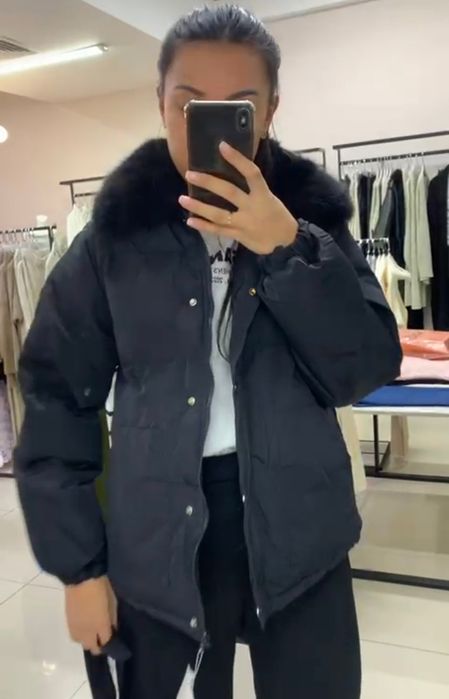 Продам Новую стильную чёрную куртку. Воротник мех съёмный. Новая с эти