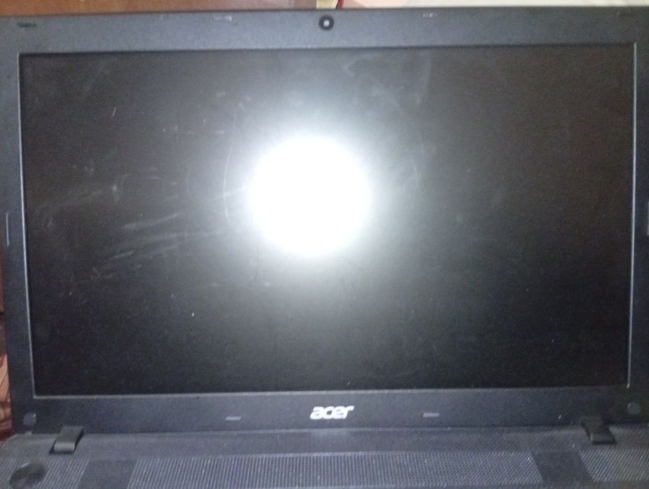 Vând leptop Acer  nu este zgâriat este unpic murdar