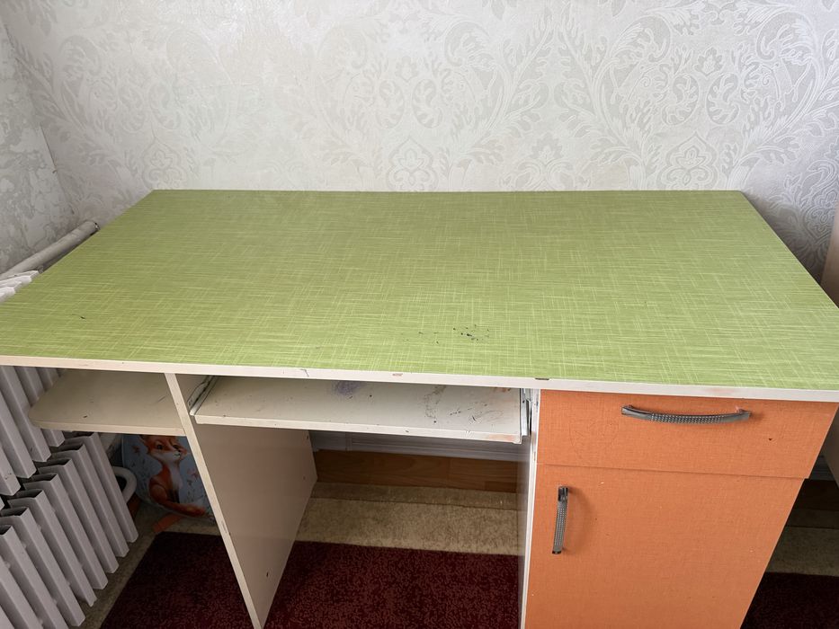 Шкаф и стол детские