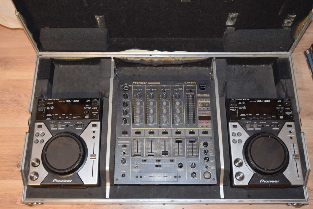 doua CDJ400 un DJM600 plus Flightcase