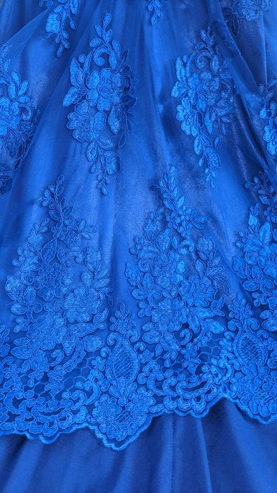 Rochie de ocazie nouă albastru royal asimetrică din dantelă