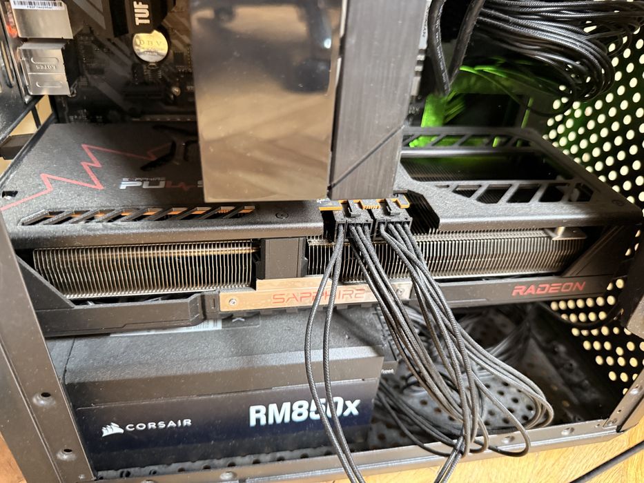 AMD Radeon rx 9070 xt Saphire