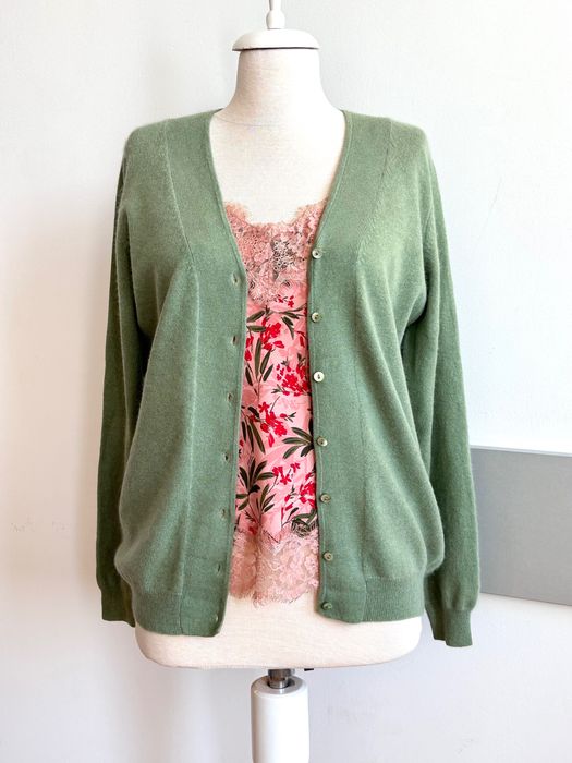 Мека кашмирена блуза в разкошен зелен цвят