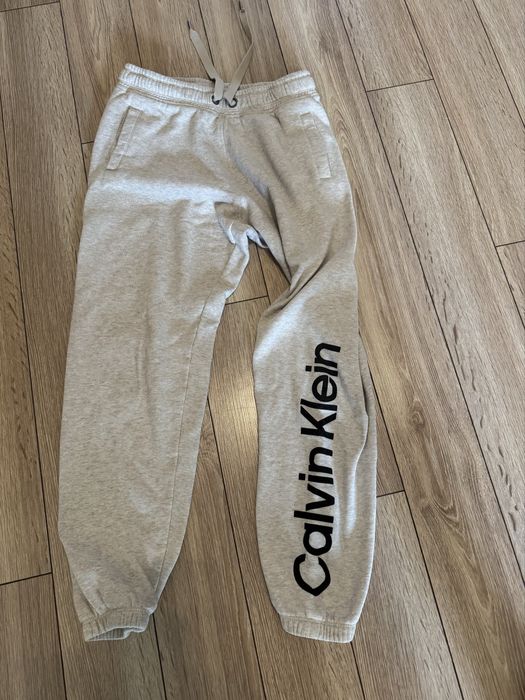 Дамски бежов анцуг Calvin Klein