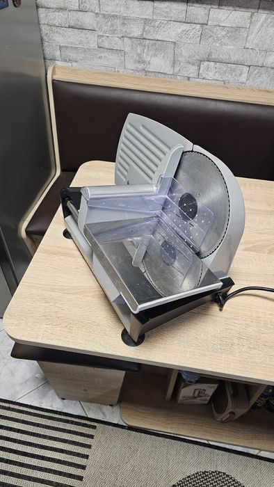 Frigider BEKO + Feliator mezeluri cadou