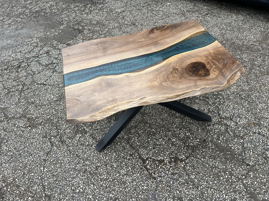 Налична холна маса от масивно дърво орех и епоксидна смола