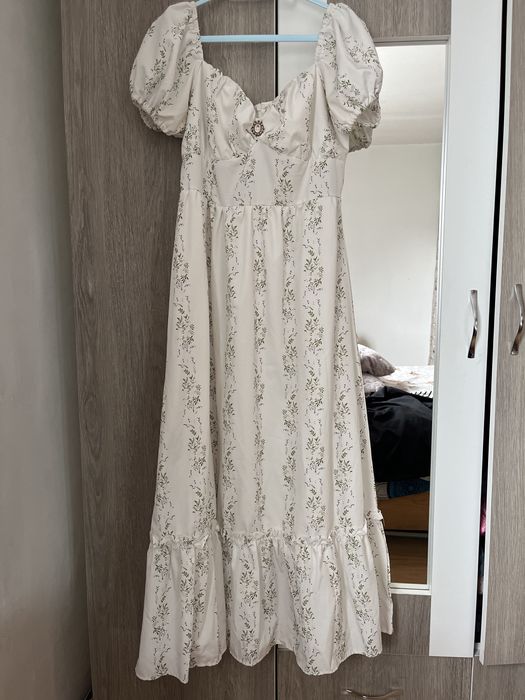 Vînd rochiță pentru mai multe detali contactați mă 0758345553