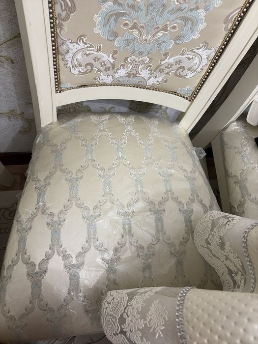 Гостиный стол и стулья