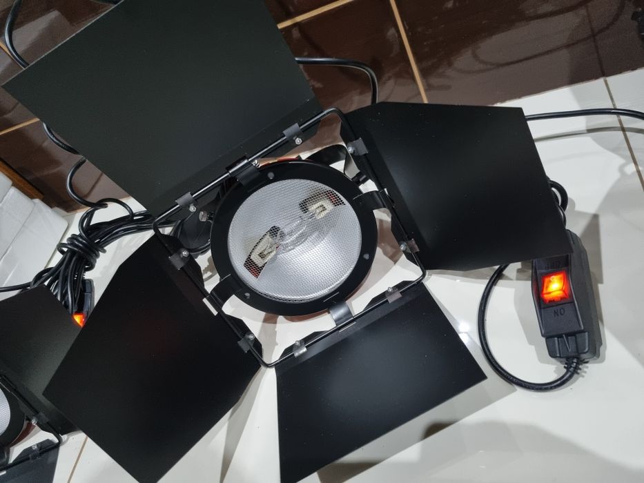 Lampa halogen 800W - 3200ºK cu voleți studio foto nou (UK)