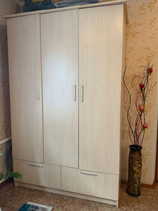 Трехдверный шкаф  гардероб
