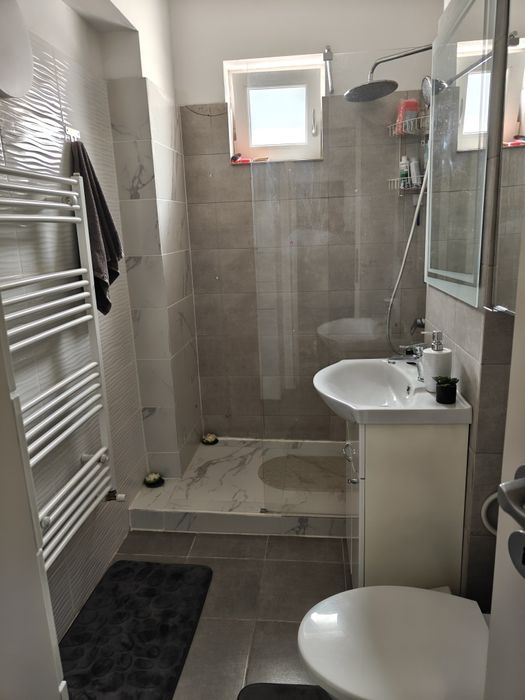 Apartament 2 camere, modern, loc de parcare privat, Craiovita noua.