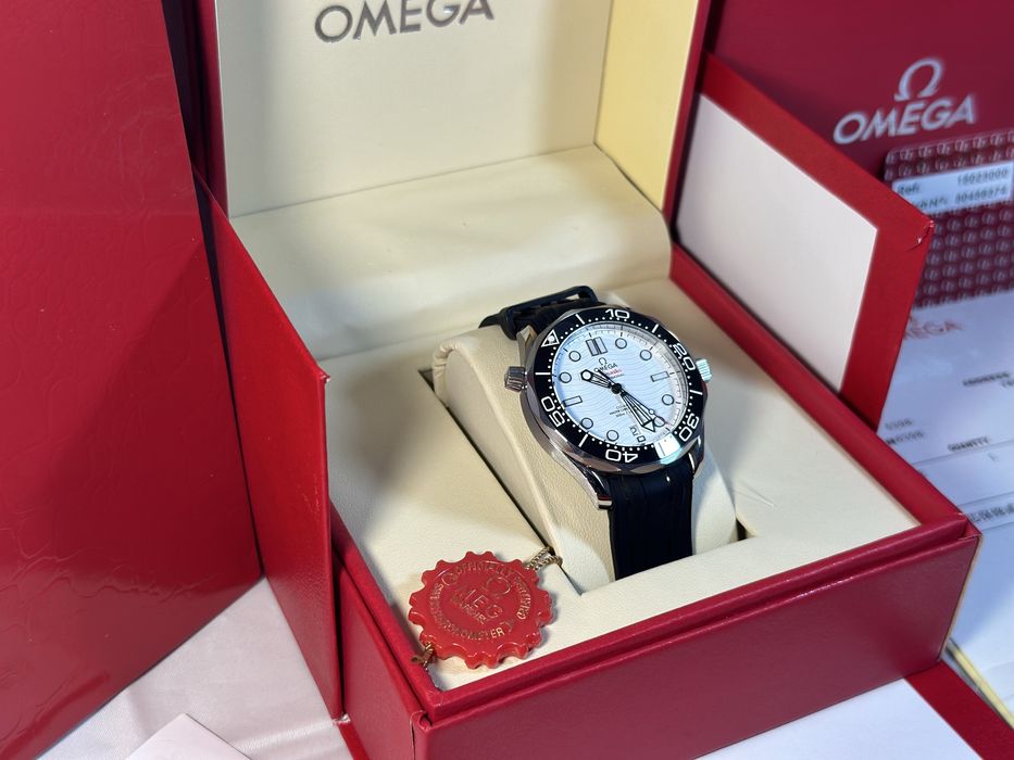 Omega Seamaster Diver 300M White Dial Rubber Strap 42 mm
