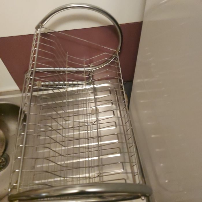 Vind suport din inox pentru vase .La baza are rugina de la apă.