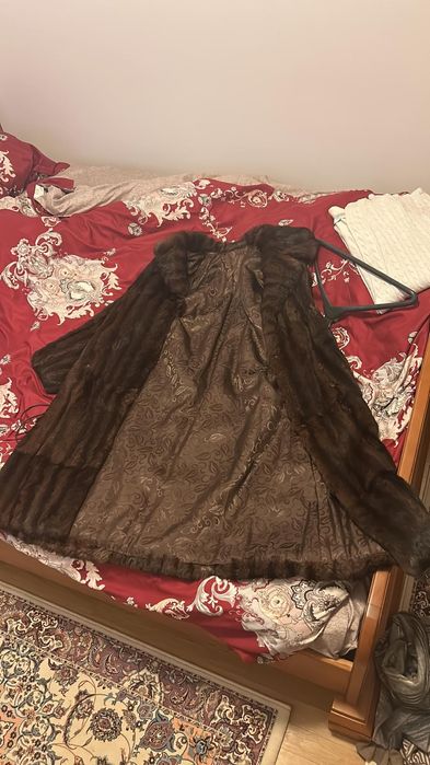 Vând haina de vizon  elegantă,  în stare foarte bună.