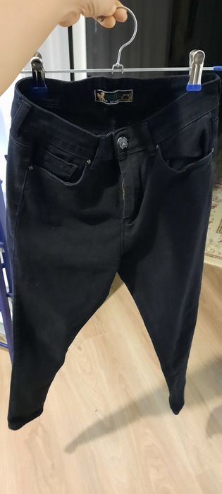 Продаются Черные джинсы