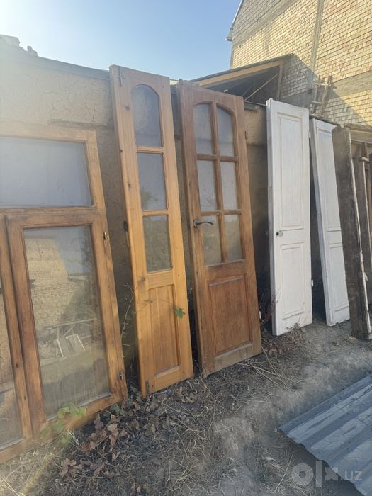 Bu eshik romlar yogochli