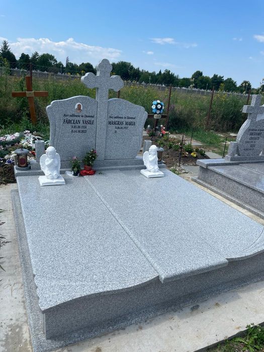 Monumente funerare