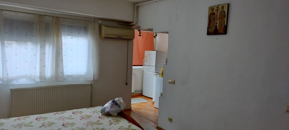 Închiriat garsoniera ultracentrala-vedere spre intersecția principala