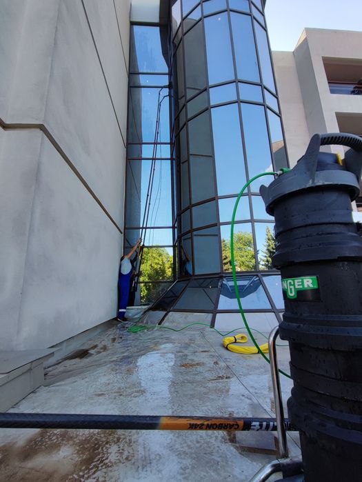 Spălat/curățat geamuri,pavaje hale industriale, acoperișuri